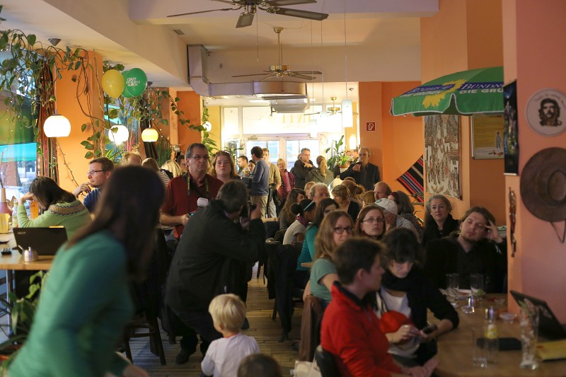 Gespannte Erwartung des Wahlergebnisses auf der Grünen Wahlparty im "Cafe Inti" Gespannte Erwartung des Wahlergebnisses auf der Grünen Wahlparty im "Cafe Inti"