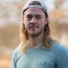 Grüner Fraktionär Julian Schlumberger, im Hintergrund unscharfe gelbliche Vegetation