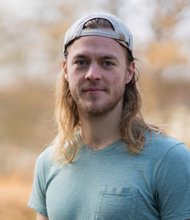Grüner Fraktionär Julian Schlumberger, im Hintergrund unscharfe gelbliche Vegetation