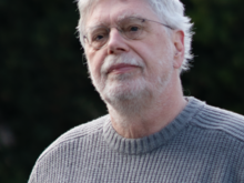 Grüner Fraktionär Michael Höfer, vor dunklem Hintergrund