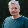 Grüne Fraktionärin Suse Stobbe, vor dunklem Hintergrund